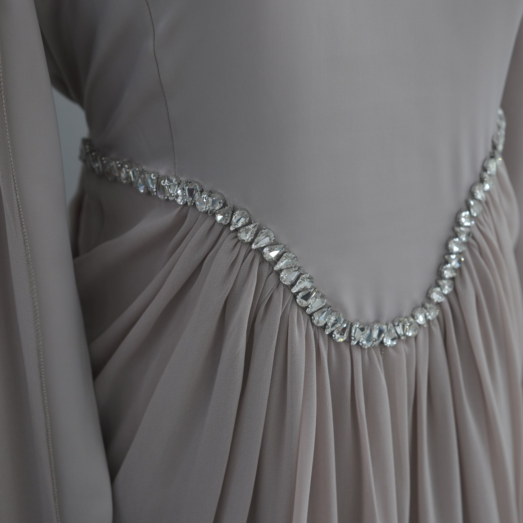 Long-sleeved dress with small high collar and diamond embellishment LR1168